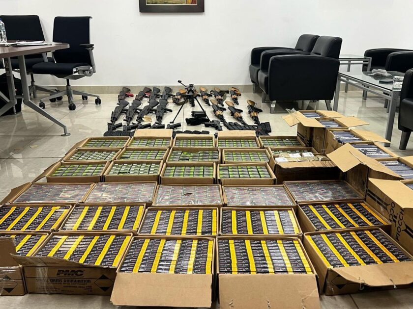 @HomeroFigueroa @AduanaRD detectó en Haina, 36,000 cápsulas de distintos calibres, 18 cargadores de fusil, 13 cargadores de 9 milímetros, un cargador para fusil calibre 50, un silenciador y una caja de pistola con destino a Haití