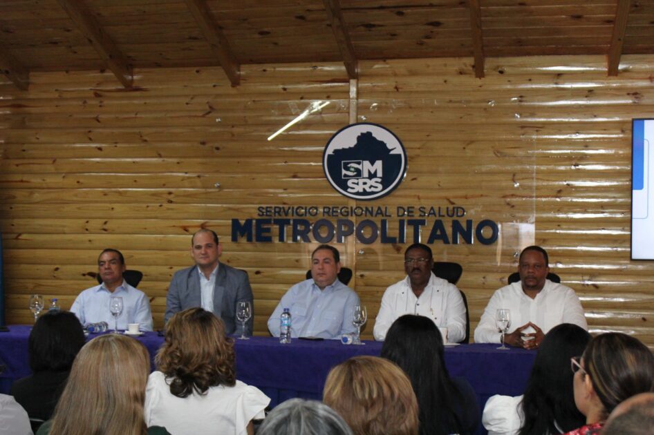 @AdolfoPerezDL Esta mañana estuvimos reunidos con @DrMarioLama @SNSRDO y directores de hospitales. Hablamos de cómo seguir mejorando el servicio de salud pública a la población dominicana