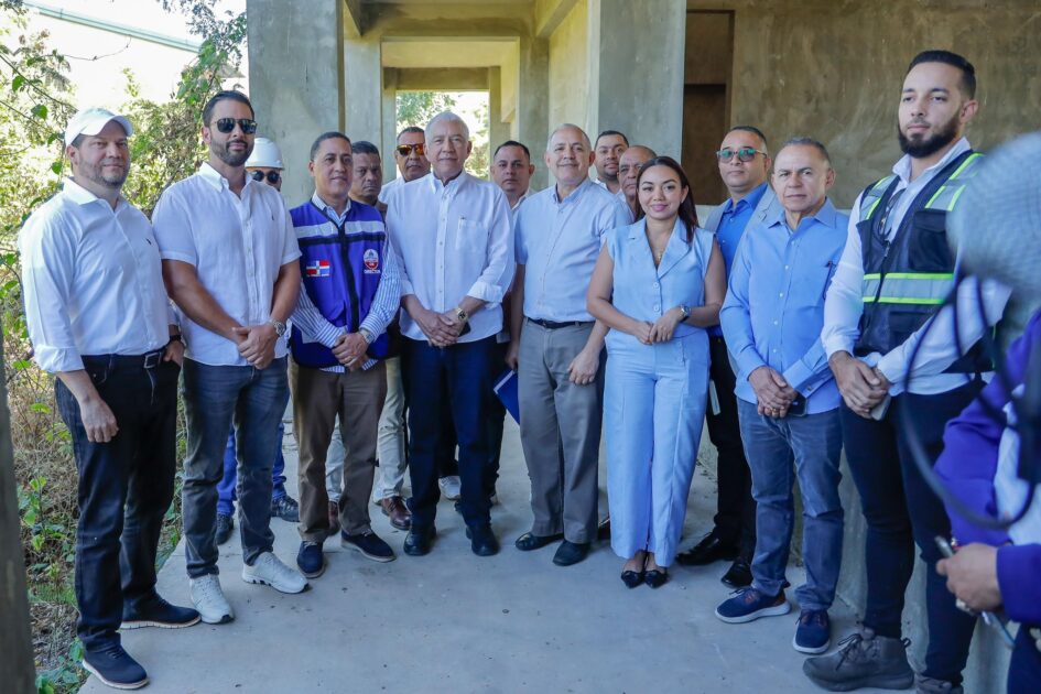 El ministro, Andrés Bautista García, realizó una visita de supervisión en las instalaciones del Politécnico Arquides Calderón en Moca, provincia Espaillat, junto al Ing. Roberto Herrera, director de infraestructura del @EducacionRDo