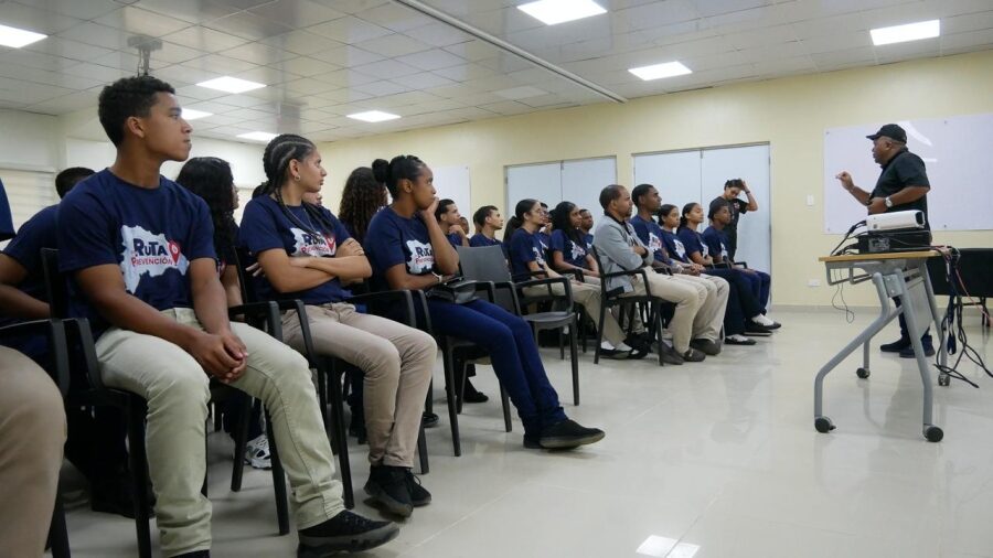 @DNCDRD orienta estudiantes sobre daños y secuelas de las sustancias narcóticas #LaRutadelaprevención