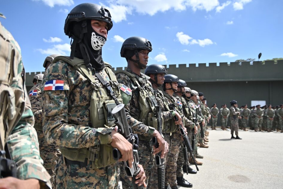 Ministro de Defensa General Fernández Onofre supervisa operatividad de tropas en la frontera sur y norte de la República Dominicana