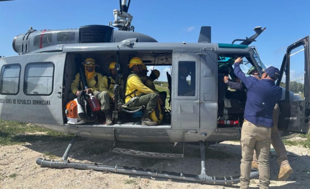 @FuerzaAereaRD apoya operaciones para extinguir incendio forestal en Cap Cana