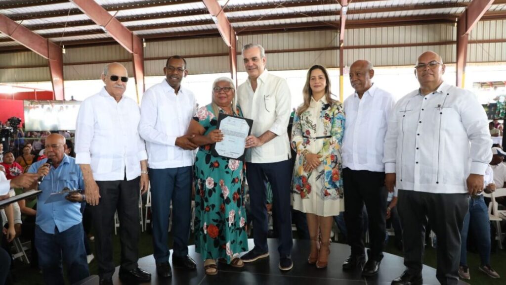 Presidente @LuisAbinader  Entrega 819 Títulos de Propiedad Municipio de Esperanza – Valverde Mao