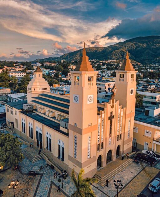 @JosePaliza La Catedral San Felipe Apóstol, de una arquitectura victoriana moderna, fue construida originalmente en madera, consumida por un incendio en 1863. Su reconstrucción se inició en 1929 y terminó en 1956. Ven, ¡conócela!