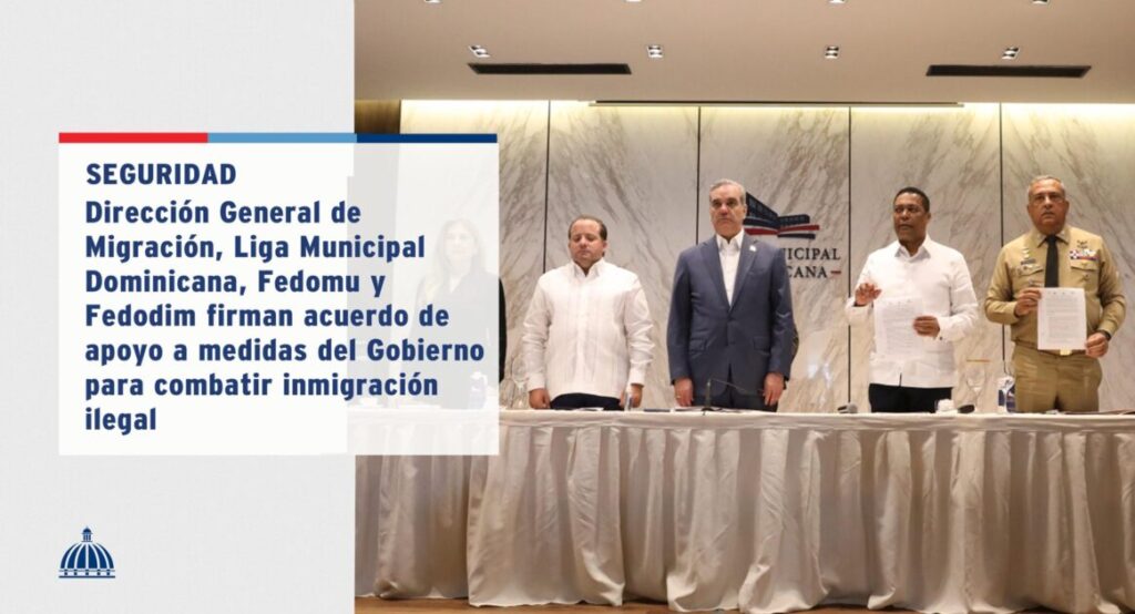 @ComunicacionDO @LuisAbinader encabezó un encuentro con los alcaldes del país, donde la @MigracionRDo, la @LigaMunicipalRD, la @fedomurdy la @FEDODIMRD firmaron un acuerdo para apoyar las medidas que el Gobierno implementa para enfrentar la inmigración ilegal.