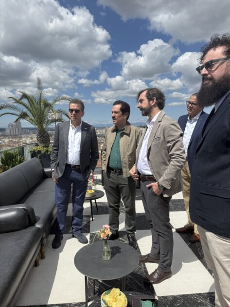 @ItoBisono Esta tarde compartimos un grato encuentro en el @ClubFinanciero, junto a mi amigo y embajador de República Dominicana en el Reino de España 🇩🇴, Tony Raful, quien además es un destacado intelectual y escritor dominicano