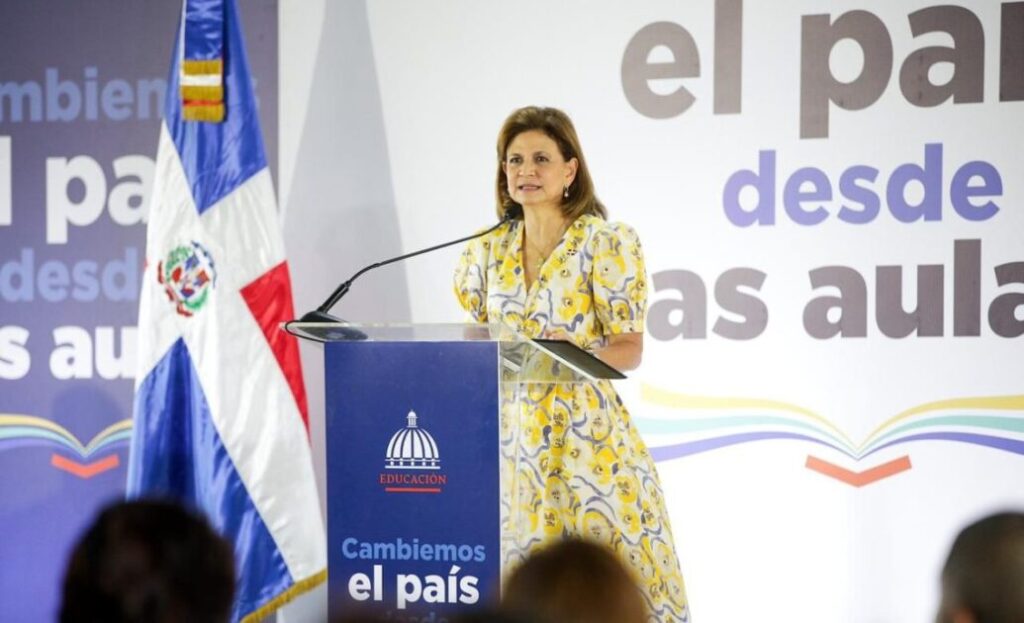 @RaquelPenaVice Vicepresidenta rechaza presencia de haitianos ilegales en el Altar de la Patria