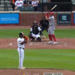 @JMena26 Noelvi Marte conectó un jonrón con la bases llenas, su primero de la temporada, dos dobles , 7 carreras impulsadas y 3 anotadas en la paliza de Cincinnati 24 x 2 sobre Baltimore