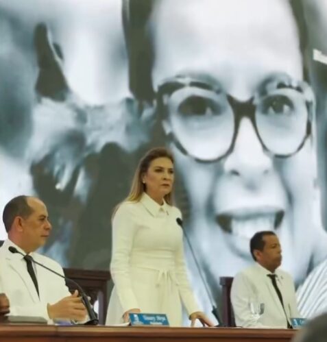 En su rendición de cuentas @CarolinaMejiaG reconoce a rescatistas DN por Rzescvate de las victimas