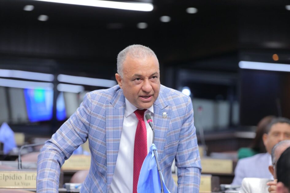 @DiputadosRD El diputado José Miguel Ferreiras, habla del proyecto de resolución que solicita al presidente de la República declarar de utilidad pública los terrenos que ocupan los barrios Villa Progreso, Batey Ginebra y Las Marías en el distrito municipal Veragua, municipio Gaspar Hernández