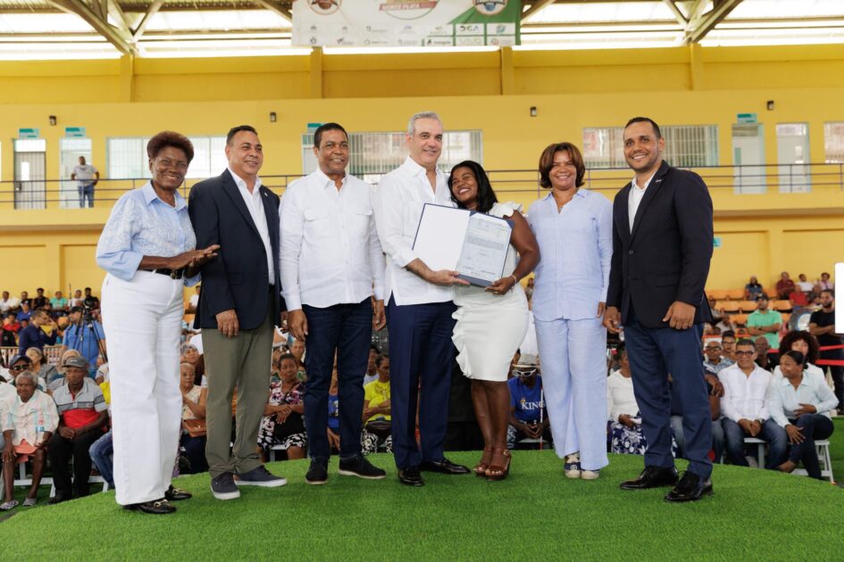 @LuisAbinader entrega 1,450 certificados de propiedad en Monte Plata a familias de 13 sectores