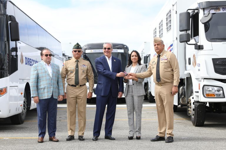 Presidente @LuisAbinader refuerza operativos migratorios con entrega de vehículos