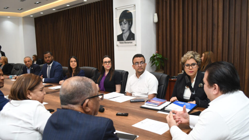Delegación de ProCompetencia presenta ante la Cámara de Diputados recomendaciones al proyecto de ley sobre contrataciones públicas