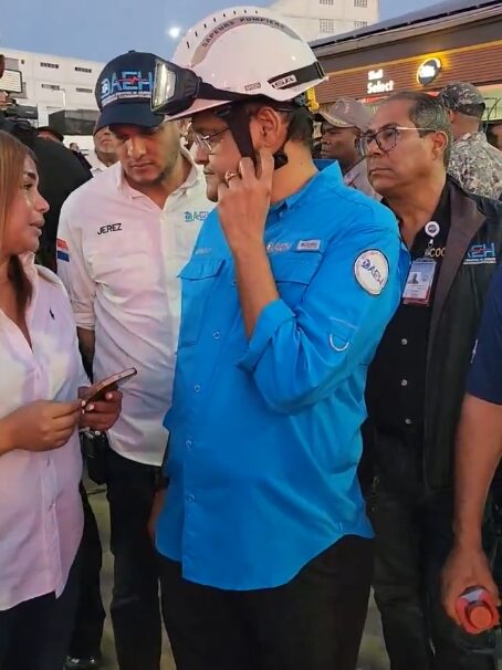 @PesqueiraDiego El director del @COE_RD, general (r) Juan Manuel Méndez, pidió a los representantes de los medios de comunicación permanecer en las inmediaciones de la bomba Shell ubicada en la Av. Independencia, próximo al centro de diversión “Jet Set”