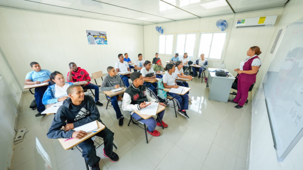 Estudiantes de Liceo Isidro Antonio Estévez en Blanco Arriba reciben con entusiasmo talleres móviles del Infotep