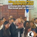Hijos de Rubby Pérez lloran al escuchar entonación del Himno Nacional por su padre