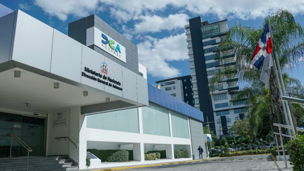 Aduanas y DNCD incautan armas y drogas dentro de caja y bocina en el puerto de Haina