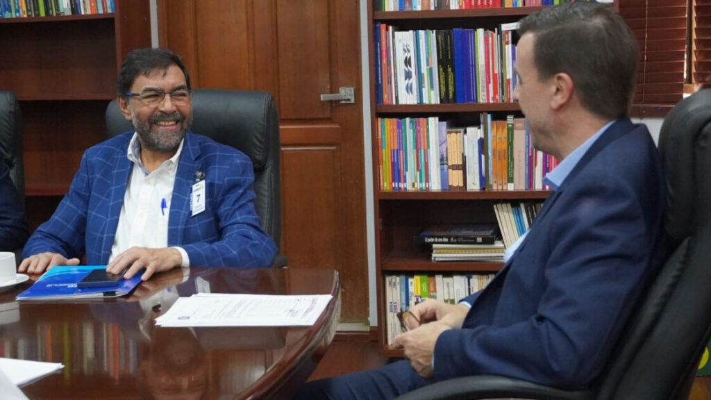 Indrhi y Edesur coordinan electrificar estaciones de bombeo en beneficio de productores del sur