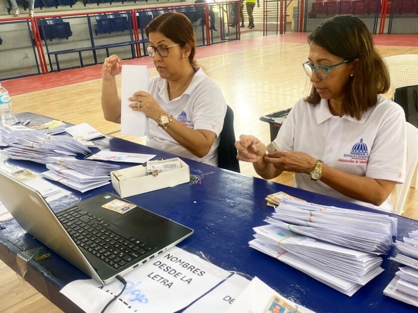 @AdessRD Continuamos con el segundo y último día de la jornada de entrega y cambio de tarjeta a beneficiarios del subsidio Bonogas Chofer, residentes en la provincia Santiago, en coordinación con el @INTRANT