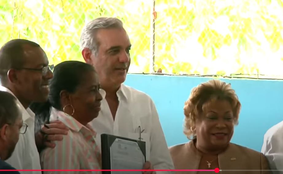 @LuisAbinader en Acto de entrega de títulos de propiedad – Municipio de San Antonio de Guerra