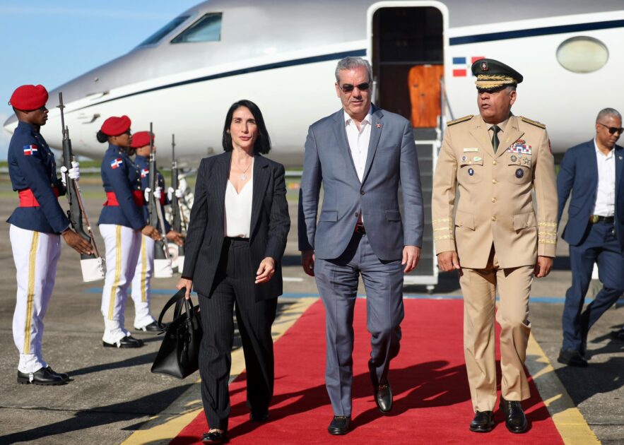 @LuisAbinader regresó al país junto a @RaquelArbaje luego de asistir a la misa funeral de su santidad el Papa Francisco en el Vaticano