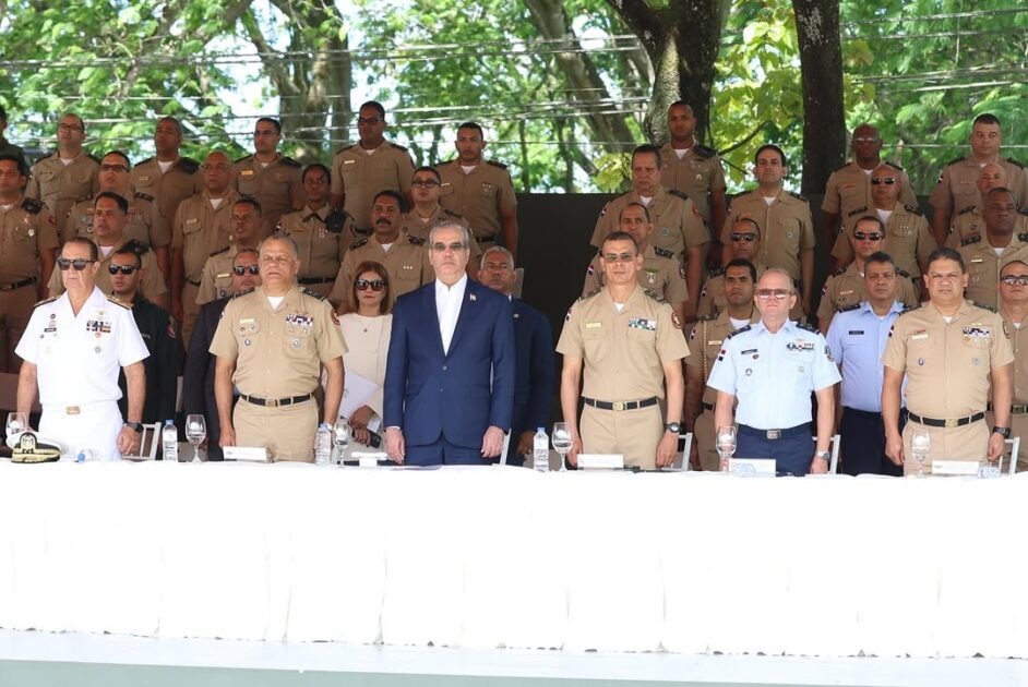 Presidente @LuisAbinader encabeza graduación de 820 nuevos soldados del Ejército