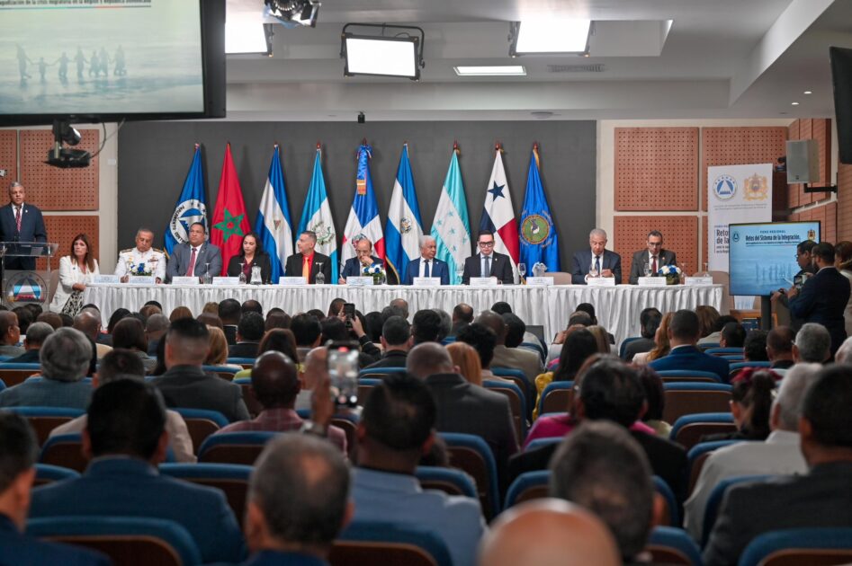 Ministro Andrés Bautista @AndresBautg aborda crisis migratoria en foro regional del PARLACEN