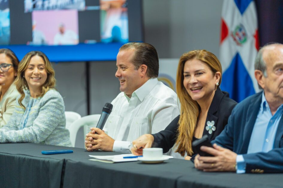 @PRM_Oficial En un encuentro encabezado por nuestro Presidente @JosePalizay la Secretaria General @CarolinaMejiaG, sostuvimos una productiva reunión de trabajo junto a los Presidentes y Secretarios Generales del PRM a nivel provincial