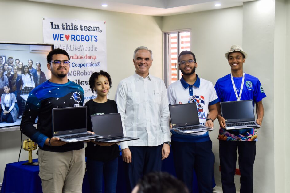 @EducacionRDO Durante el encuentro, los estudiantes ganadores en las competencias #STEAM compartieron sus experiencias y aprendizajes adquiridos en las diferentes competencias