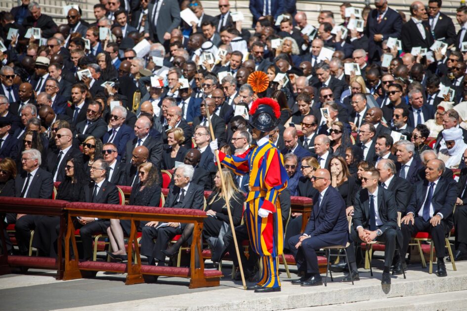 @LuisAbinader Desde la plaza de San Pedro en Roma, acompañamos al mundo en este momento de recogimiento y oración ante la partida del papa Francisco