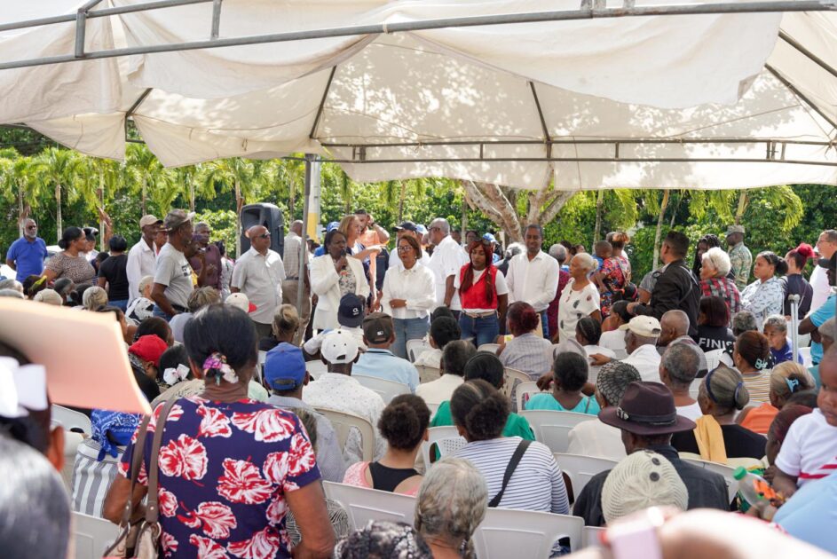 @ProPeepgob también estuvimos #CercaDeTi y de los tuyos, en la provincia de San Cristóbal, como parte de nuestras acciones sociales con #ElGobiernoContigo