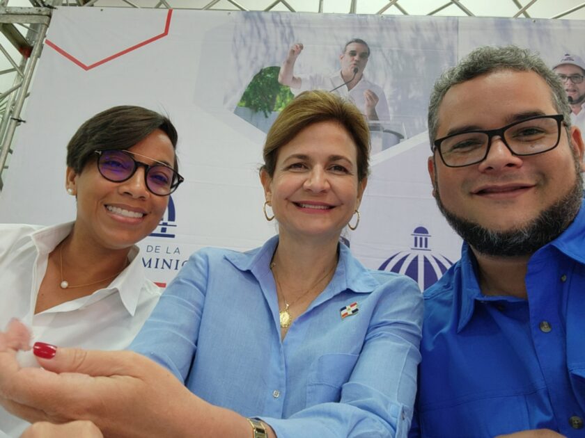 @CaamanoVive Hecmilio Galván Bonito recuerdo en Montecristi de nuestra querida @nelsycruz10 junto a nuestra Vicepresidenta @RaquelPenaVice