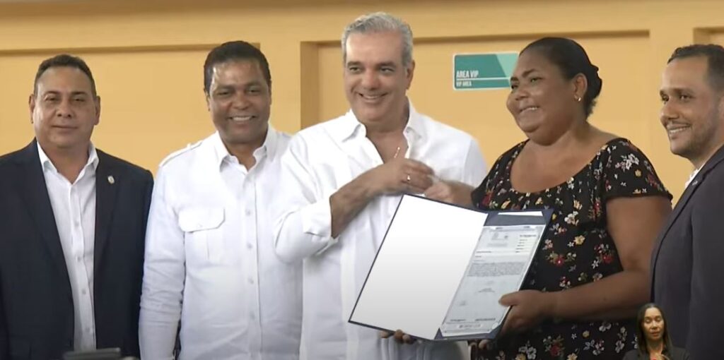 @LuisAbinader  y #LMD @VictorDazaT en Acto de entrega de 1,400  títulos de propiedad  junto a @LigaMunicipalRD – Monte Plata