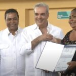 @LuisAbinader  y #LMD @VictorDazaT en Acto de entrega de 1,400  títulos de propiedad  junto a @LigaMunicipalRD – Monte Plata