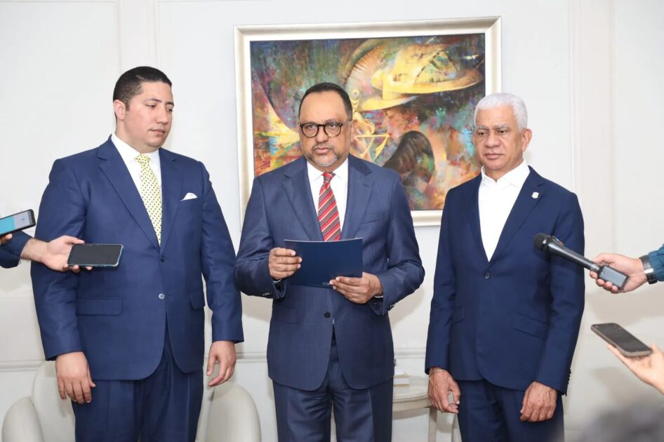 @LuisAbinader deposita en el Congreso Nacional proyecto de ley con el fin de endurecer las penas por el tráfico de migrantes ( hasta 40 años de cárcel )