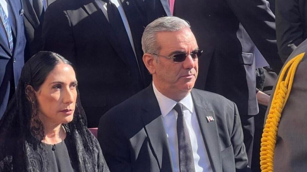 Presidente @LuisAbinader y primera dama asisten al funeral del Papa Francisco
