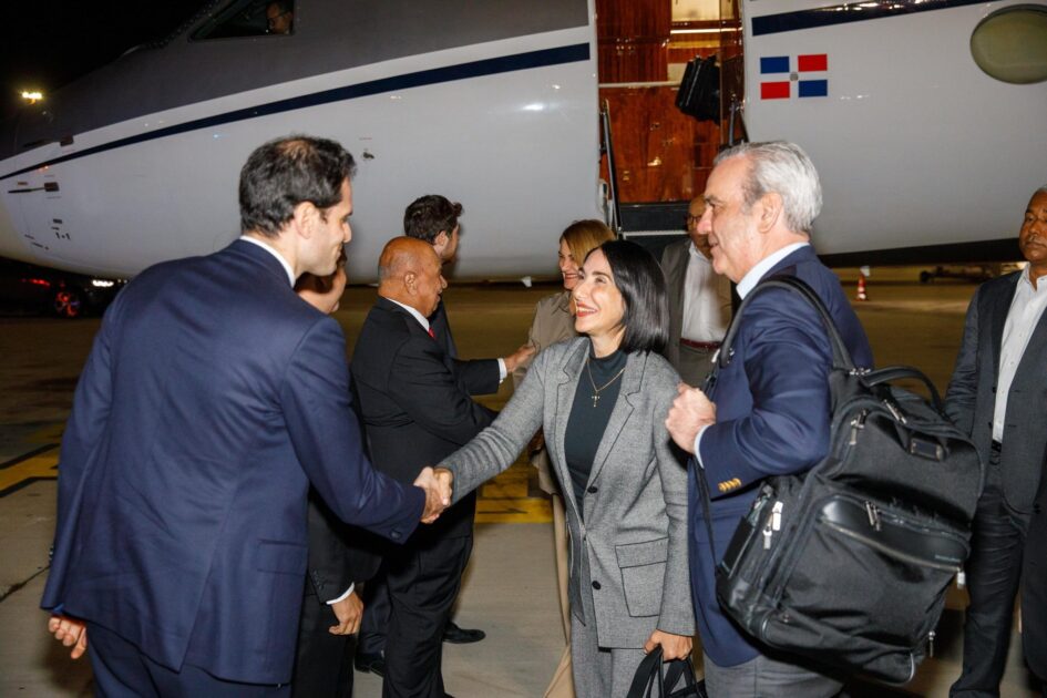 Presidente de la SOBERANA REPÚBLICA DOMINICANA @LuisAbinader y primera dama @RaquelArbaje arribaron a Roma:  Abinader dice papa Francisco dejó huellas positivas