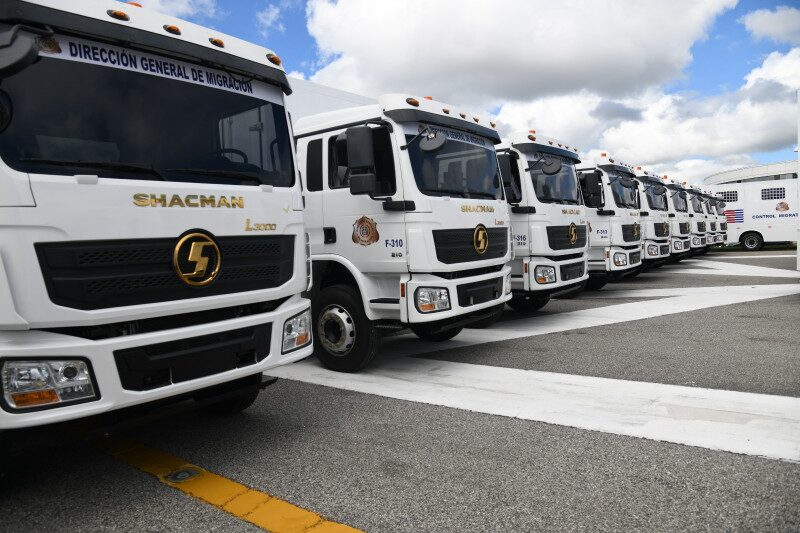 Refuerzan repatriaciones de haitianos indocumentados con 50 camiones y 8 autobuses, entregados por @LuisAbinader a la @MigracionRDo