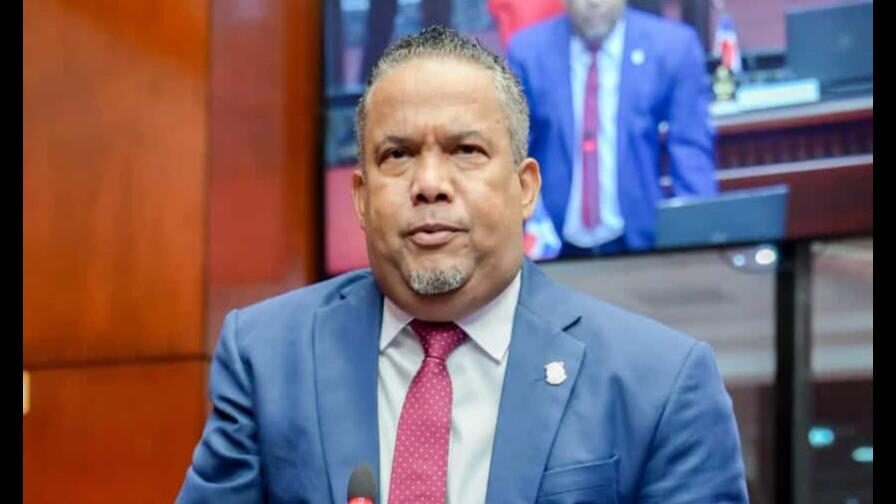 @ElTorito48|  “@LuisAbinader con fuego por las cuatro esquinas y  los compañeros solo piensan en ser presidentes”: Pide tregua a los aspirantes para apoyar a Abinader