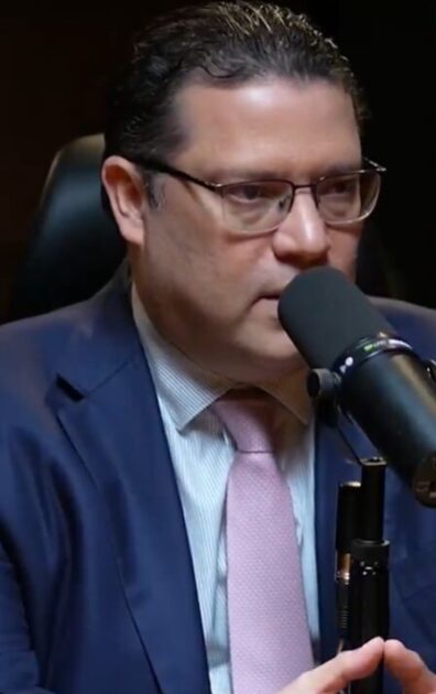 @SanzLovaton Líder, servidor y rostro clave en los momentos más difíciles del país. Mayor General Juan Manuel Méndez García Estará con nosotros en el próximo episodio de #YayoPintoPodcast