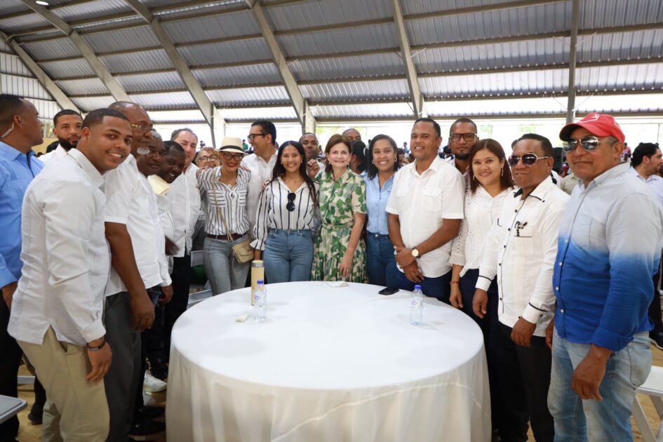 @RaquelPenaVice participó en un almuerzo con motivo del Día de las Madres en Neiba, provincia Bahoruco