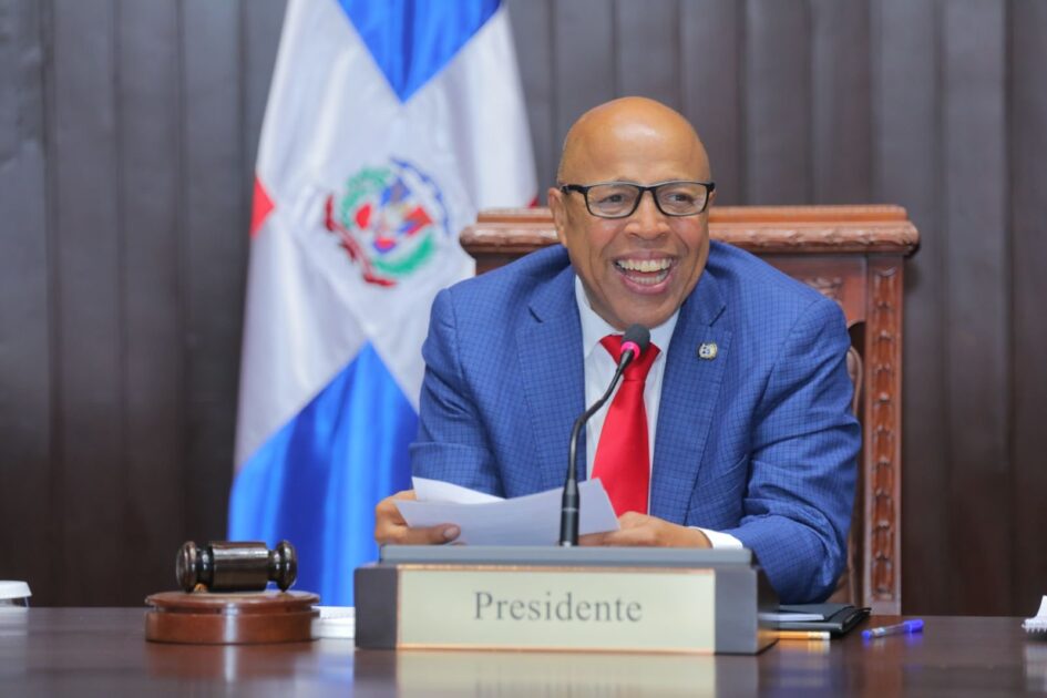@DiputadosRD @PachecoAlfredoO cierra la sesión y convoca para mañana miércoles 28 de mayo, a las 10:00 a.m., del presente mes, del año en curso