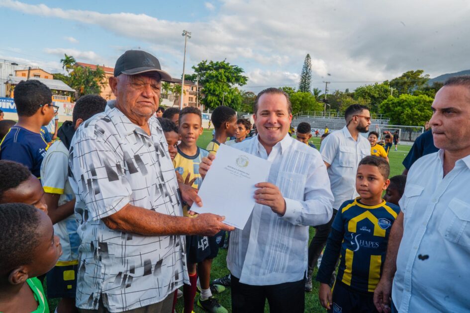 @LuisAbinader @JosePaliza entrega pensión especial a Leonel Plácido en Puerto Plata