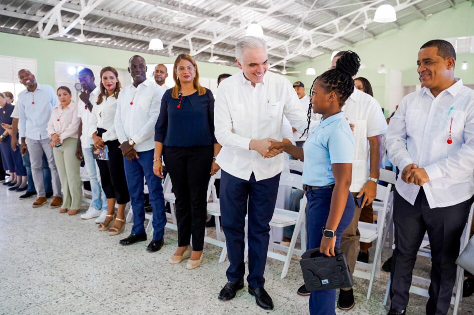 @EducacionRDO Arlenis Mateo, del nivel Primario, habló en representación de la comunidad estudiantil; se comprometió junto a sus compañeros a cuidar y proteger su nuevo centro educativo