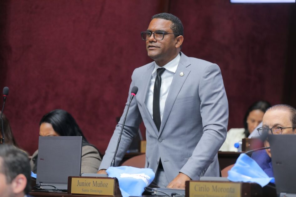 @DiputadosRD Junior Muñoz hace referencia a solicitud a @LuisAbinader sobre instrucción a @RDMOPC construcción mercado público en villa mella SDN