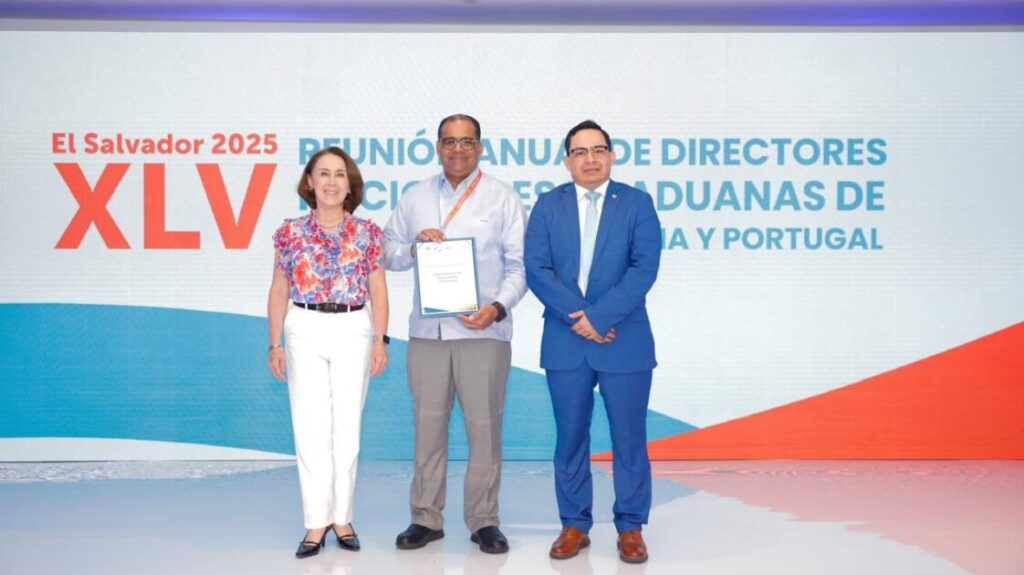 Francis Almonte presenta repostulación de Aduanas RD ante la OMA