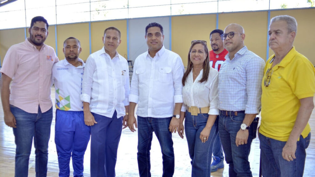 Ministro de Deportes supervisa trabajos en multiuso Garibaldi Almonte en Cotuí