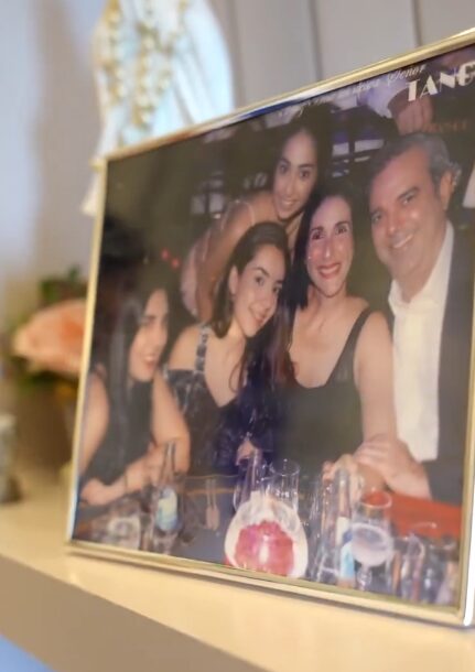@RauelArbaje Ser madre no tiene una sola forma. Hay maternidades dulces, fuertes, solitarias, compartidas, biológicas, adoptivas, presentes o ausentes