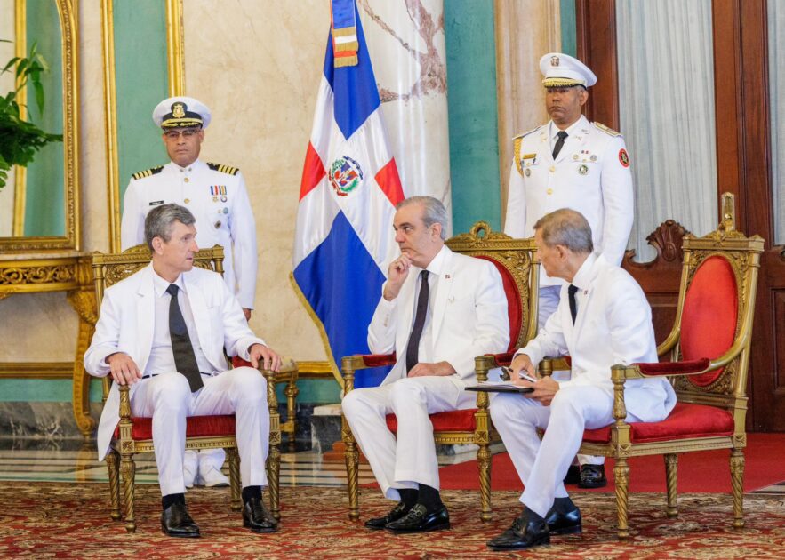 @LuisAbinader recibe en palacio Nacional las cartas credenciales de los nuevos embajadores de Haití, Chile, Rusia, Vietnam, Mongolia, Georgia y el Estado de Kuwait