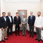 @PachecoAlfredoO recibe en una visita cortesía al presidente de @Airdmedia, Julio Brache, junto a su vicepresidente, Mario Pujols, y demás acompañantes
